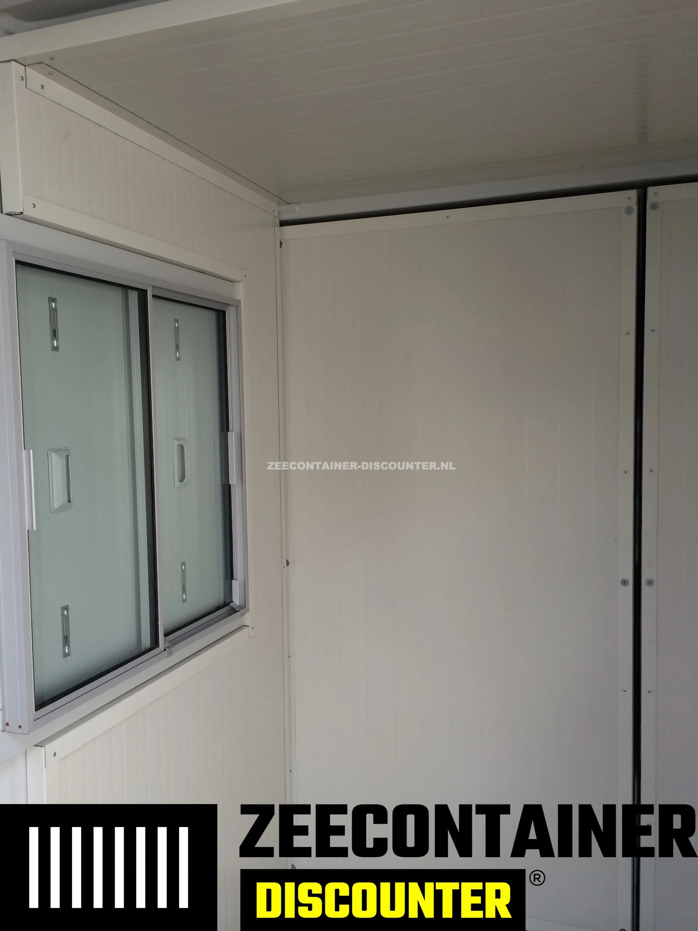 Modificatie: Raam in containerwand Plaatsen Zeecontainer Discounter