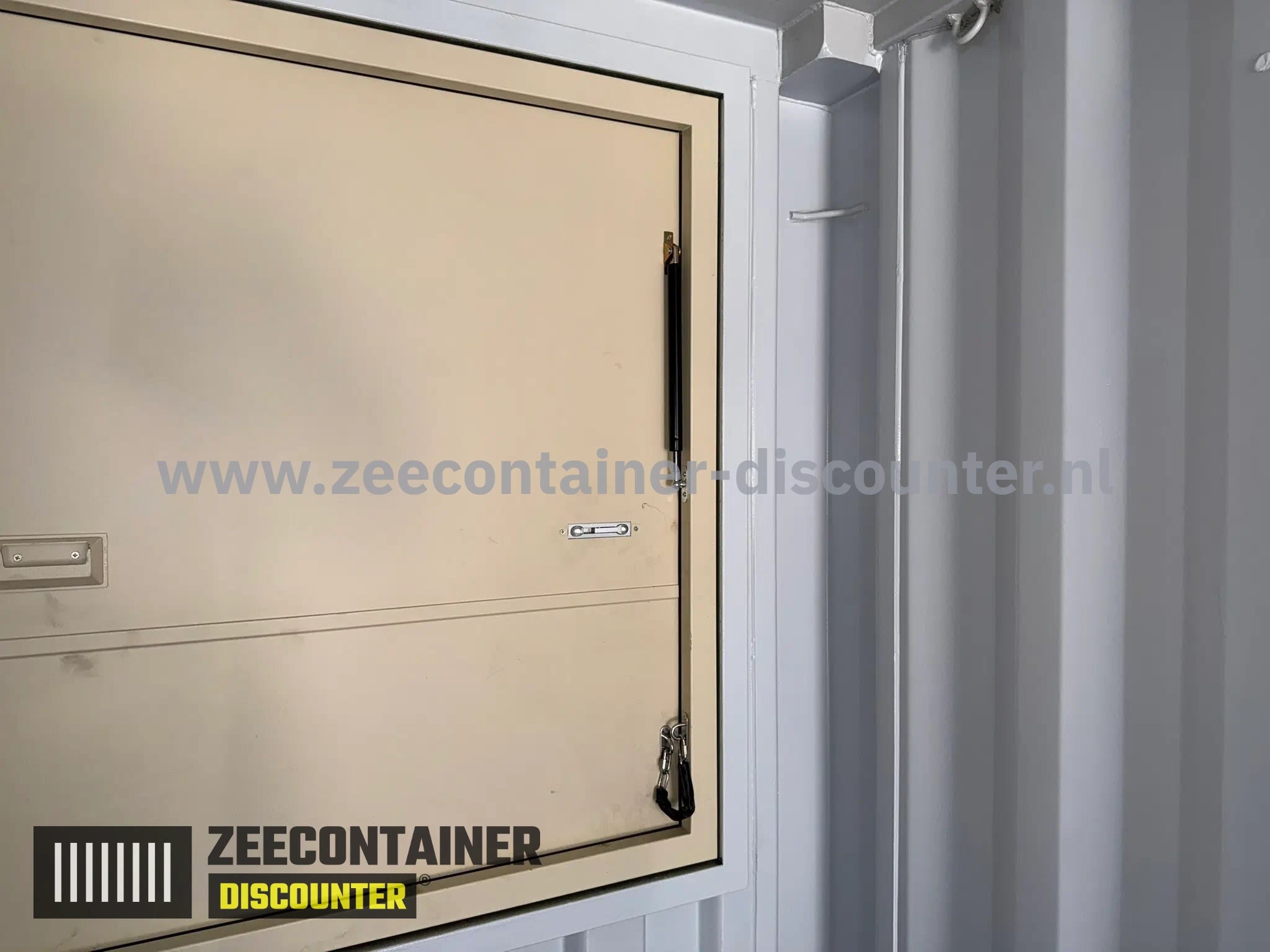 Plaatsen Uitgifte Luik in Container - Met Geïntegreerd Barblad | BoxMod Zeecontainer Discounter