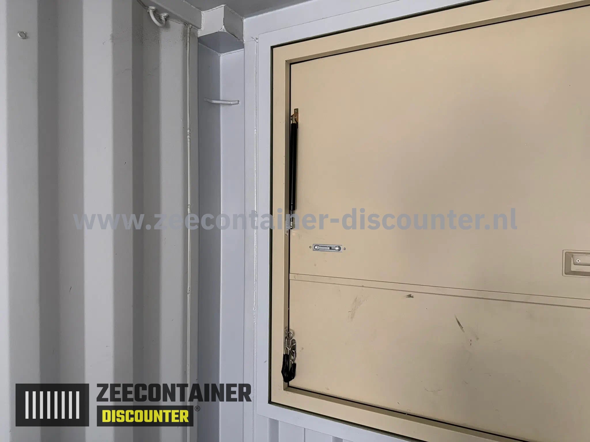 Plaatsen Uitgifte Luik in Container - Met Geïntegreerd Barblad | BoxMod Zeecontainer Discounter