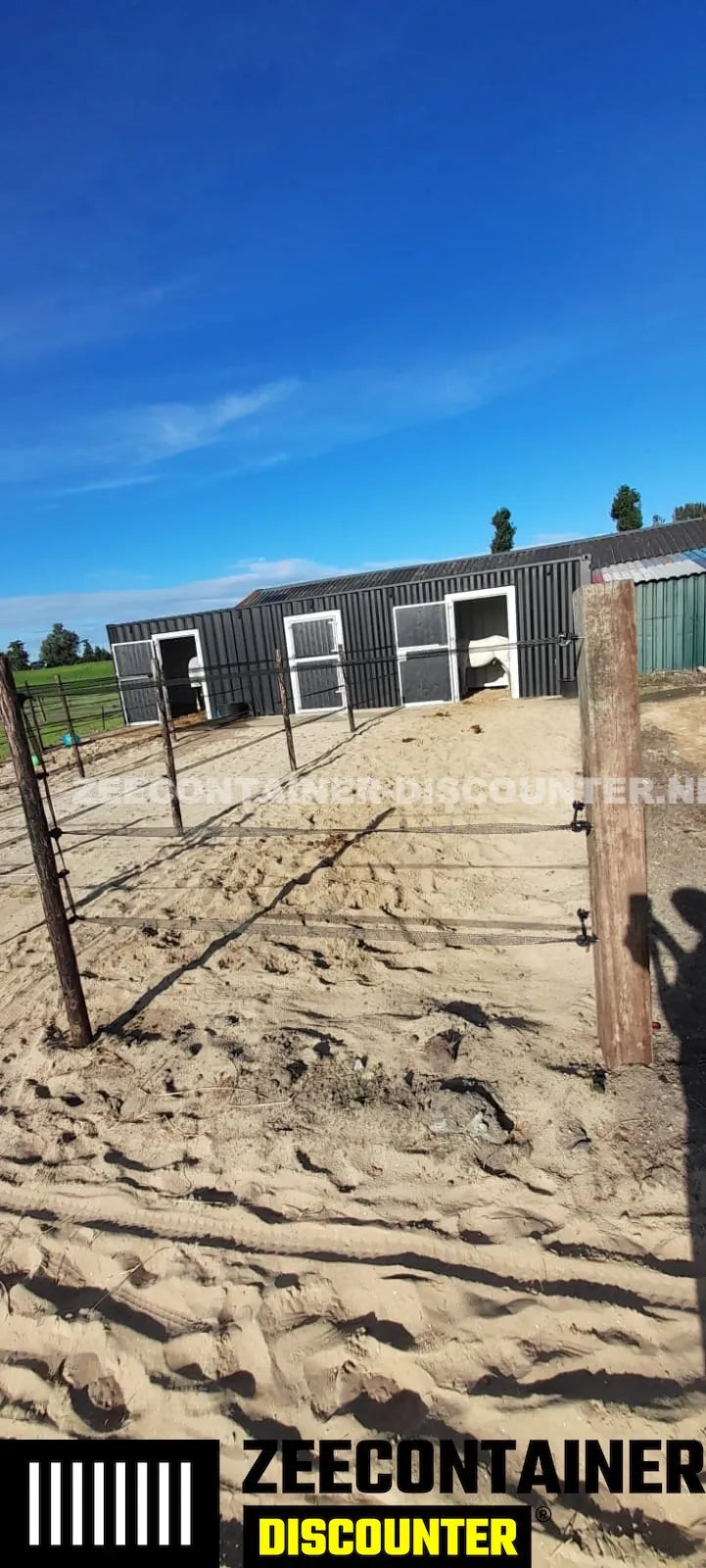 40ft High-Cube Stalcontainer met 3 Stallen – RAL 7016 – Nieuw Zeecontainer Discounter