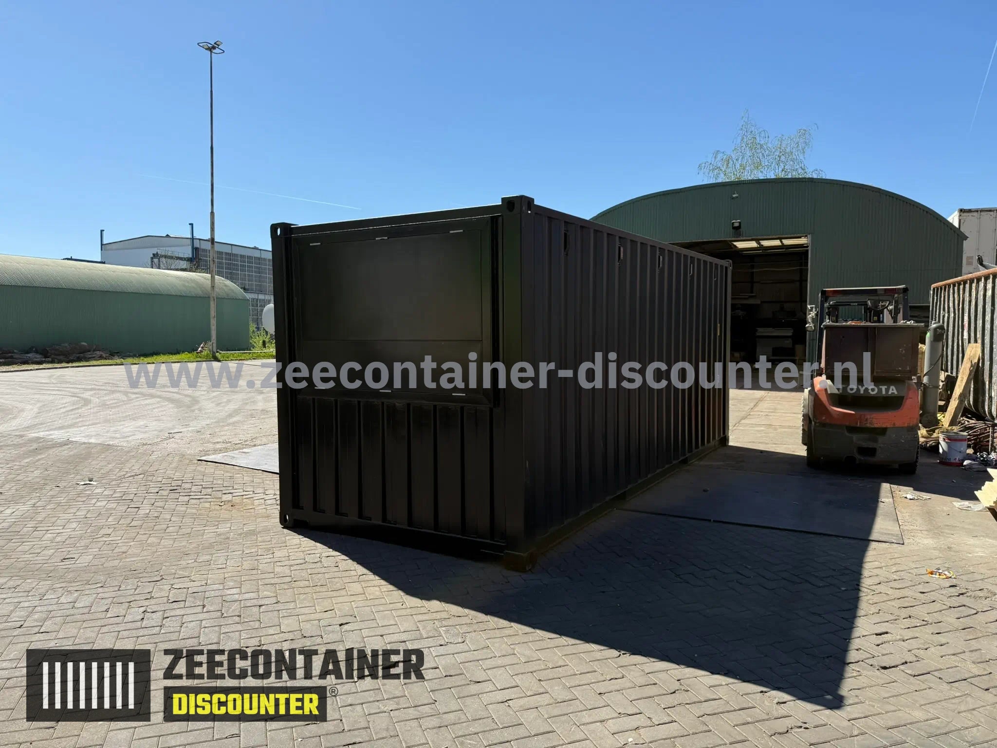 Plaatsen Uitgifte Luik in Container - Met Geïntegreerd Barblad | BoxMod Zeecontainer Discounter