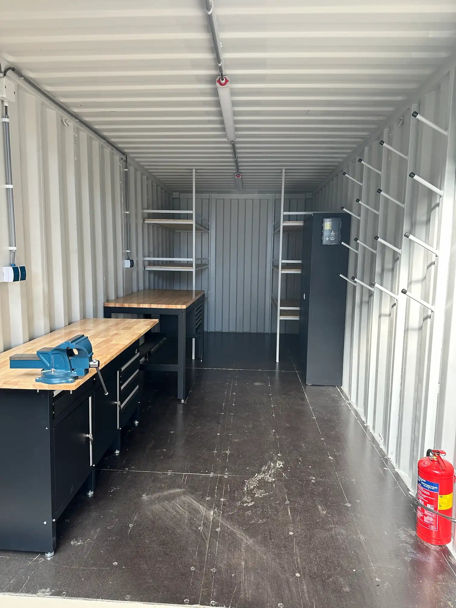 Afwerking en voorzieningen in een container