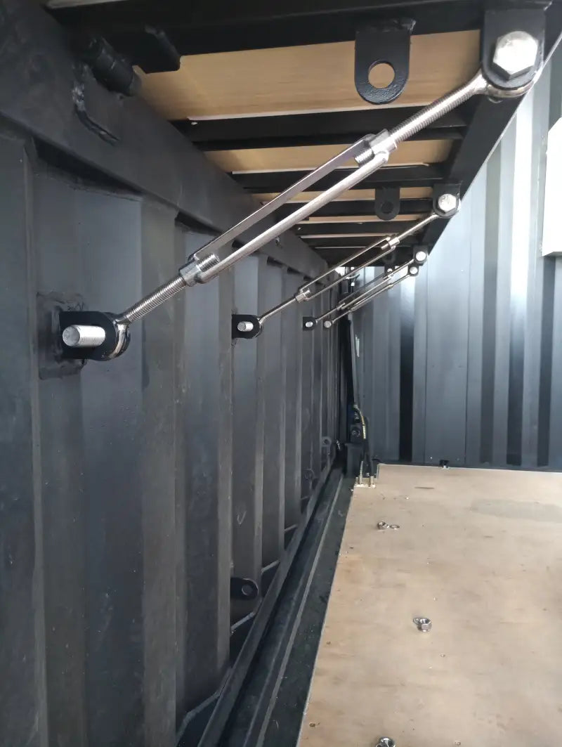 Open wand en constructieve aanpassing aan container