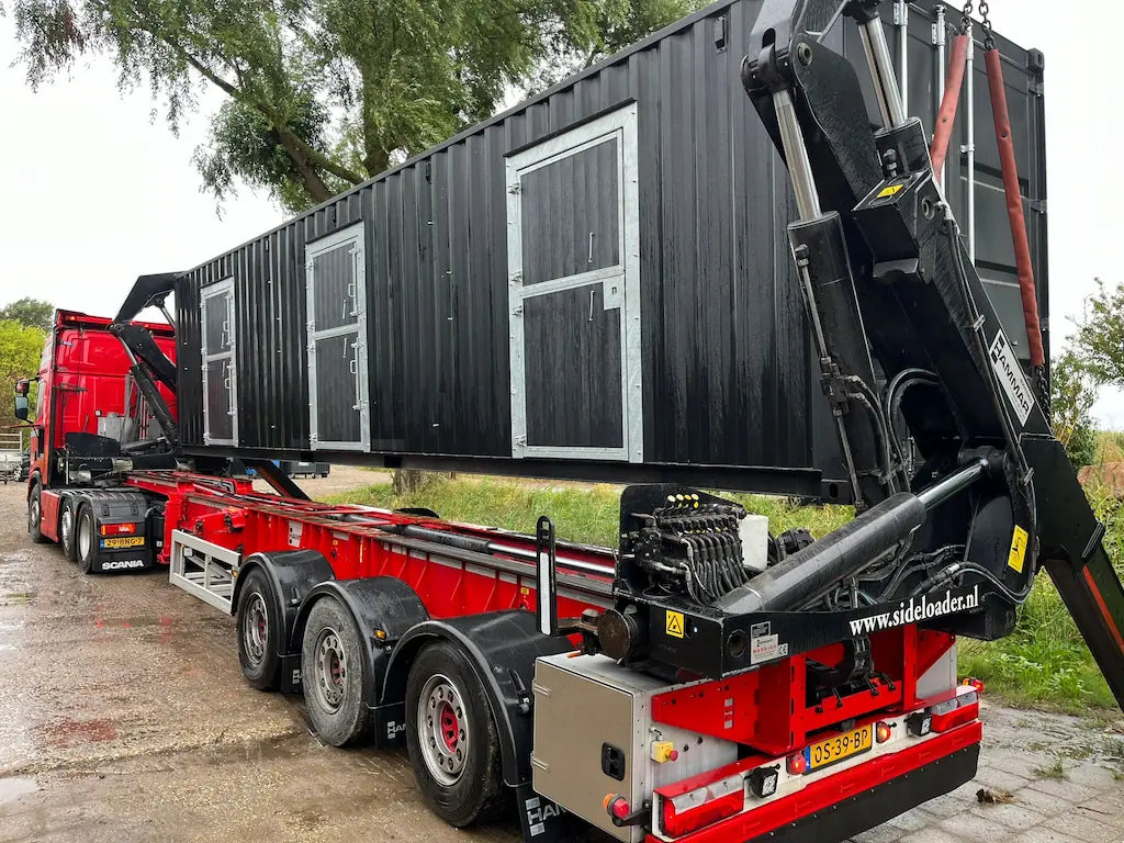 Sideloader die een 40ft zeecontainer lost