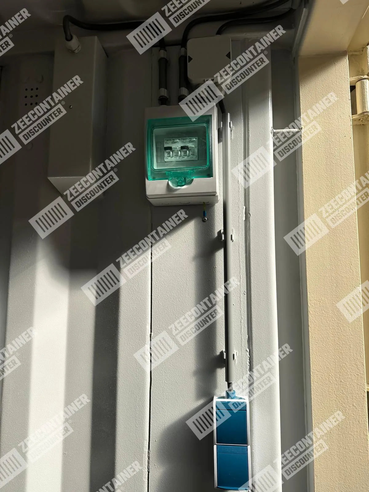 Modificatie: Elektra Bakje met 220V of 380V Stekker | Container Modificatie Zeecontainer Discounter