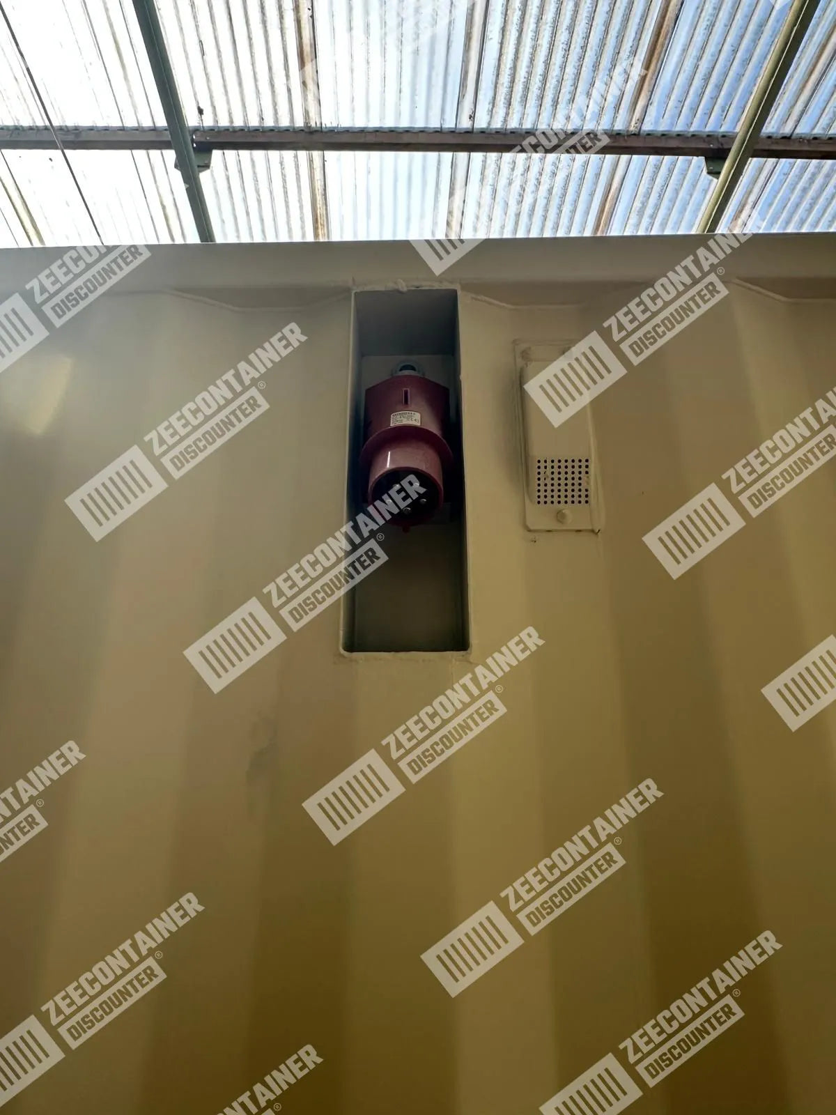 Modificatie: Elektra Bakje met 220V of 380V Stekker | Container Modificatie Zeecontainer Discounter