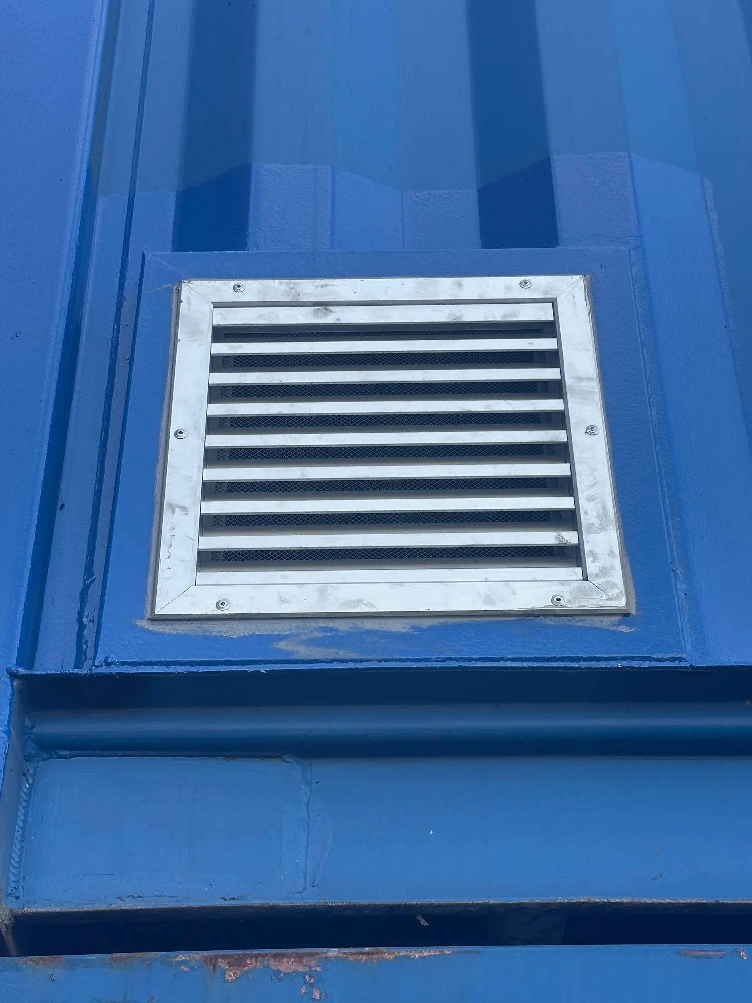 Klein lamellenrooster alumium met vlieggaas | 300mm x 300mm Zeecontainer Discounter