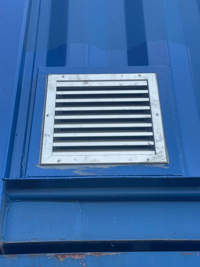 Klein lamellenrooster alumium met vlieggaas | 300mm x 300mm Zeecontainer Discounter