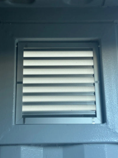 Klein lamellenrooster alumium met vlieggaas | 300mm x 300mm Zeecontainer Discounter