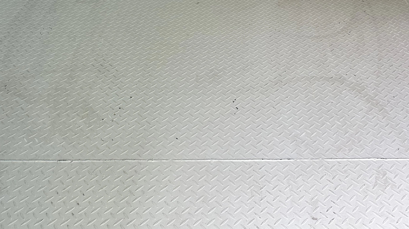 Steel tearplate floor 4.5 mm with anti-slip profile